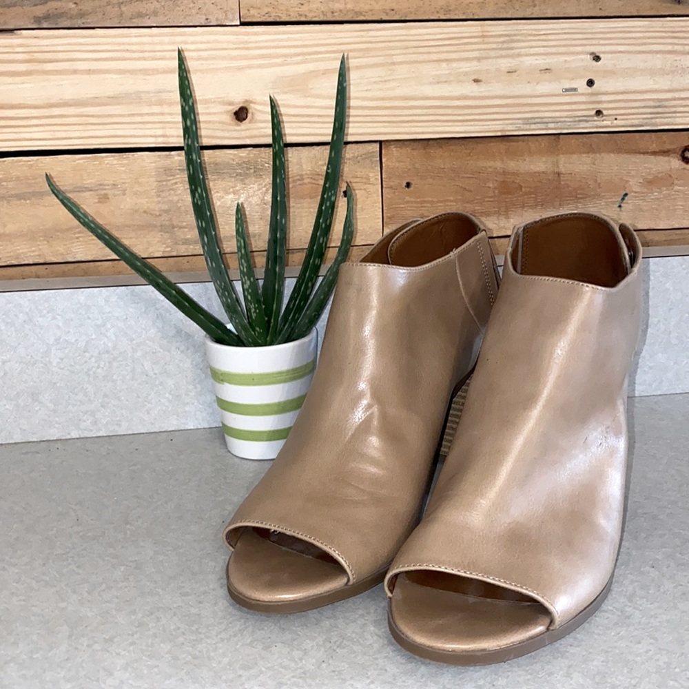 NWOT Tan Candies Heel Sandel